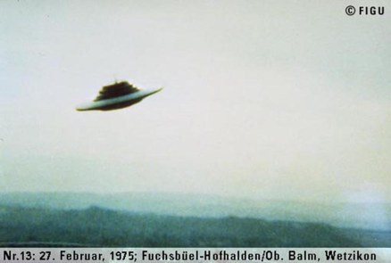 1975年02月27日_P0013#_拍摄于：Fuchsbüel-Hofhalden, Ob. Balm, Wetzikon_Semjase驾驶光船演示机动飞行