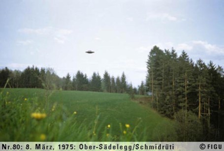 1975年03月08日_P0080#_拍摄于：Ober-Sädelegg, Schmidrüti_Semjase驾驶光船在做展示性飞行