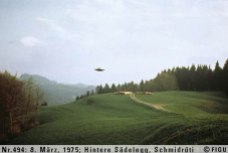 1975年03月08日_P0494#_拍摄于：Hintere Sädelegg, Schmidrüti_Semjase驾驶光船在做展示性飞行