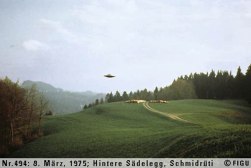 1975年03月08日_P0494#_拍摄于：Hintere Sädelegg, Schmidrüti_Semjase驾驶光船在做展示性飞行