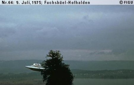 1975年07月09日_P0064#_拍摄于：Fuchsbüel-Hofhalden_Semjase驾驶她的光船围绕一颗14米高的Wettertanne飞行