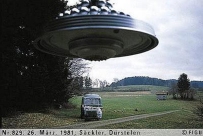 1981年03月26日_P0829#_拍摄于：Säckler, Dürstelen_一艘“婚礼蛋糕形”光船悬停在Billy的拖拉机前上方