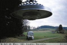 1981年03月26日_P0829#_拍摄于：Säckler, Dürstelen_一艘“婚礼蛋糕形”光船悬停在Billy的拖拉机前上方